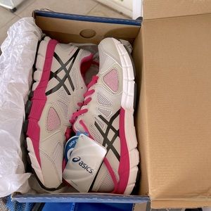 ASICS Shoe Size: 7.5 Color: Gray, White & Pink